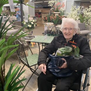 Abbey Wood Lodge Ladies Bloom at Warbreck Garden Trip